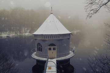 Saarland im Winter - Pumpenhaus Itzeblitz im Schnee
