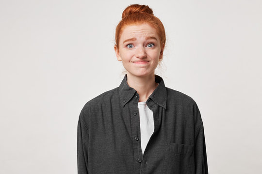 The red-haired girl feels guilty for what happened, apologizes for the inconvenience, but unfortunately can not help. A young woman dressed in a black men's shirt apologizes to the client