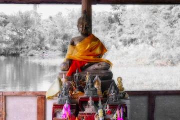 Buddha auf einem Steeg in Thailand