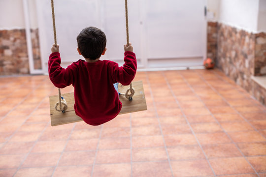 ni&ntilde;o jugando en el columpio