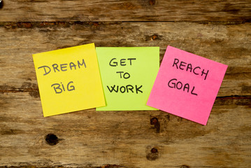 Naklejka premium New Year resolutions or popular Goals on colorful sticky post its notes on wood rustic table