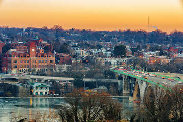 Obraz premium Traffic on Key bridge and potomac river at winter morning, Washington DC, USA