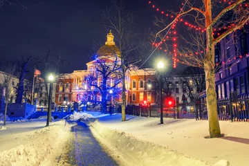 Foto auf Glas Boston public garden and state house illuminated for Christmas © sborisov