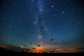 Fototapeten Sternenhimmel und Milchstraße bei Nacht © sborisov