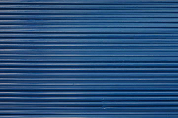 青色にペイントしたシャッター