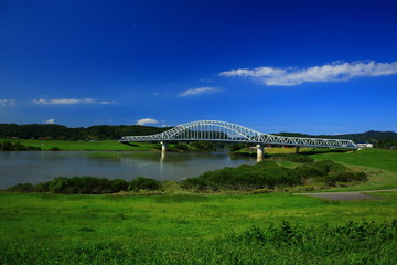 Obraz premium 青空と北上大橋