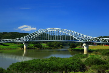 Fototapeta premium 青空と北上大橋