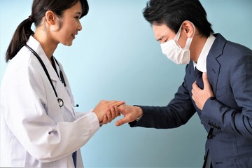 手を差し伸べる医師