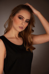 Obraz premium studiu Beauty portrait of a young brunette woman