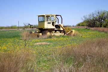 Fototapeta premium Abandon Catepillar bulldozer in field