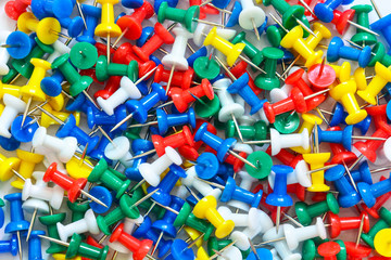 Fototapeta na wymiar stack of colorful thumbtack (push pin) on white background