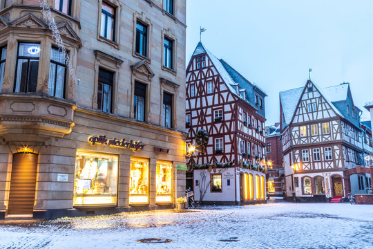 Beleuchtete Mainzer Altstadt im Schnee