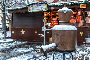 Kessel auf dem Mainzer Weihnachtsmarkt im Schnee