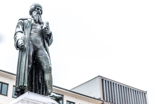 Gutenberg Denkmal in Mainz im Schnee