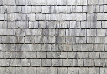 The old coating of wooden tiles