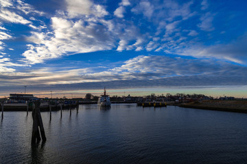 Obraz premium Neuharlingersiel Hafenpanorama