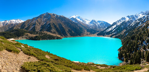 Fototapeta na wymiar Big Almaty Lake in the mountains