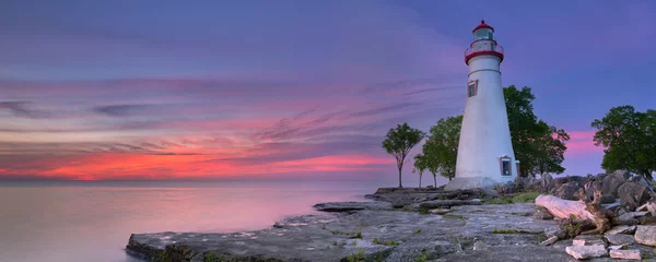 Papier Peint photo Phare Phare de Marblehead sur le lac Érié, États-Unis au lever du soleil