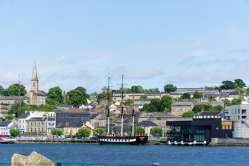 Fototapeta na wymiar Panorama von New Ross am Fluss Barrow mit Schiff