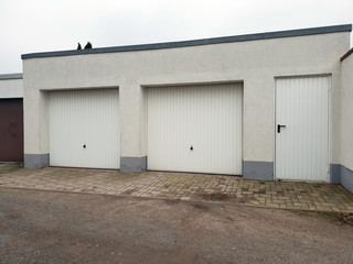 Fototapeta na wymiar Doppel Garage zum Schutz für das Auto