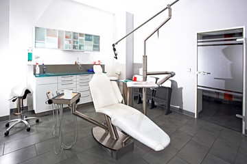 Zahnarztstuhl in moderner Praxis