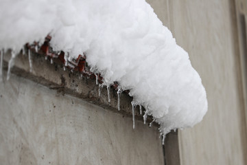 Snowfall, the danger of falling snow from roofs and eaves
