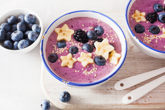 healthy berry smoothie bowl with banana and sesame seed