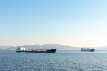 Obraz premium Cargo ship on the background of mountains.