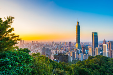 Fototapeta premium Piękny krajobraz i pejzaż budynku i architektury Taipei 101 w mieście