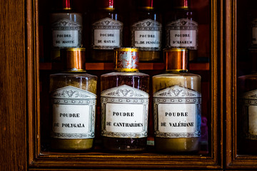 Flacons dans l'apothicairerie des hospices de Beaune, France	