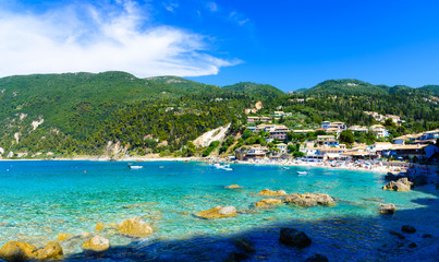Fototapeta premium Panoramiczny widok na wybrzeże i plażę Agios Nikitas na wyspie Lefkada, z błękitną czystą wodą, latem, Grecja