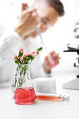 Genetyczna krzyżówka roślin. Produkcja kosmetyków. Laboratorium naukowe. Inżynier bada rośliny.