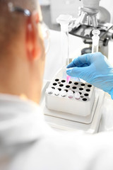 Badania laboratoryjne. Laborant bada próbki w laboratorium. - obrazy, fototapety, plakaty
