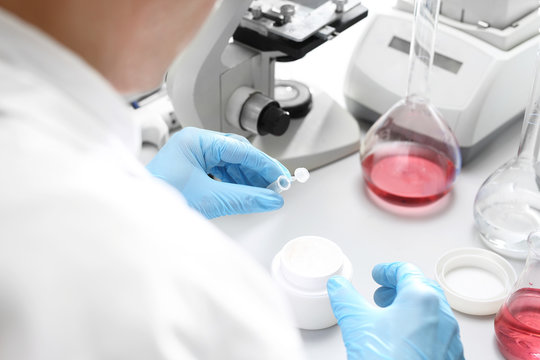 Laboratorium kosmetyczne. Badanie laboratoryjne jakości kosmetyk&oacute;w dla dzieci.