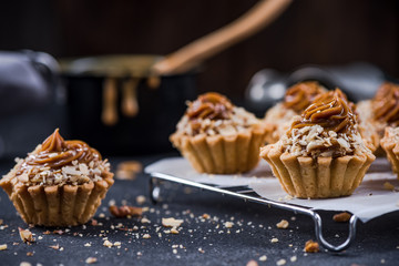 Small cupcakes with toffee caramel and walnuts