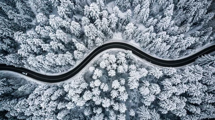 Fototapeten Fahren im Wald nach Schneefall, Drohnenansicht aus der Luft © marcin jucha