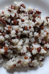 Boiled white rice with raisins