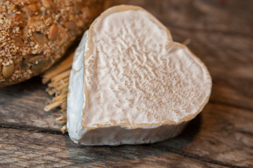 Obraz na płótnie Canvas fromage au lait cru spécialité en forme de cœur