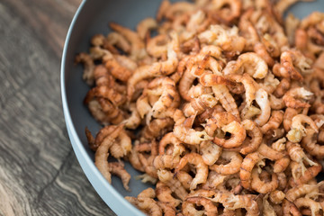 Geschälte Norddeutsche  Nordsee Krabben in Schale sind typische Hausmannskost in Friesland