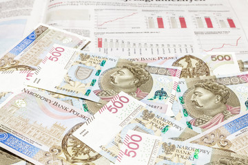 Plik banknotów 500 PLN na tle wykresów i słupków - obrazy, fototapety, plakaty
