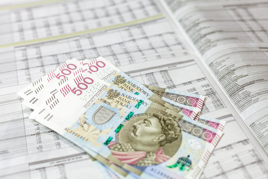 Plik banknot&oacute;w 500 PLN na tle wynik&oacute;w finansowych sp&oacute;łek