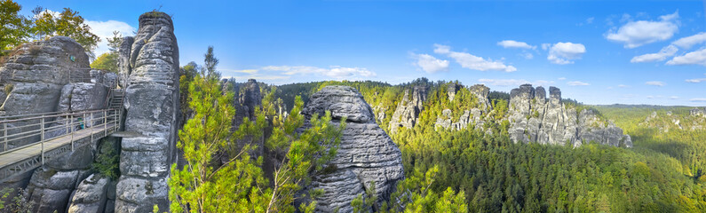 Blick von der Natursteinfestung bei der Basteibrücke in das Elbsandsteingebirge. - obrazy, fototapety, plakaty