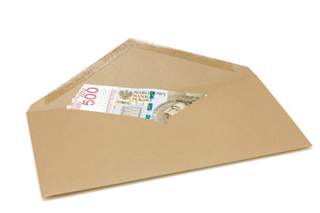 Banknoty 500 PLN w brązowej kopercie na białym tle