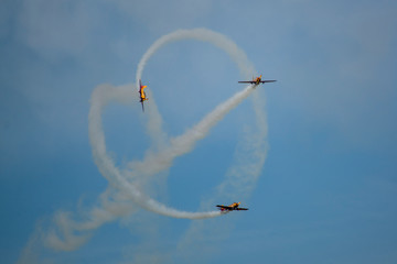 airplanes in air show