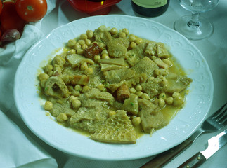 Plato de tripa estofada con garbanzos.chorizo y jamón.