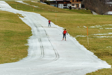 Skilangläufer auf vereister Loipe