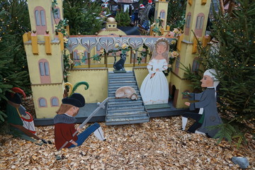 Märchen figuren auf einem deutschen weihnachtsmarkt