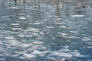 Eisschollen in einem Gewässer