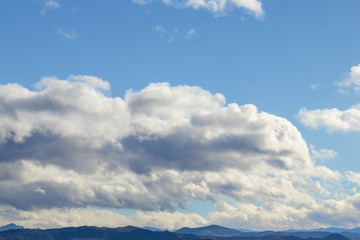 Obraz premium Mountain range in clear weather in contrasting rain clouds before the rain