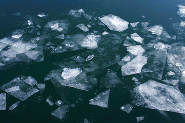Eisschollen in einem Gewässer
